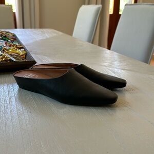 Black leather mules Andre’ Assous Featherweights